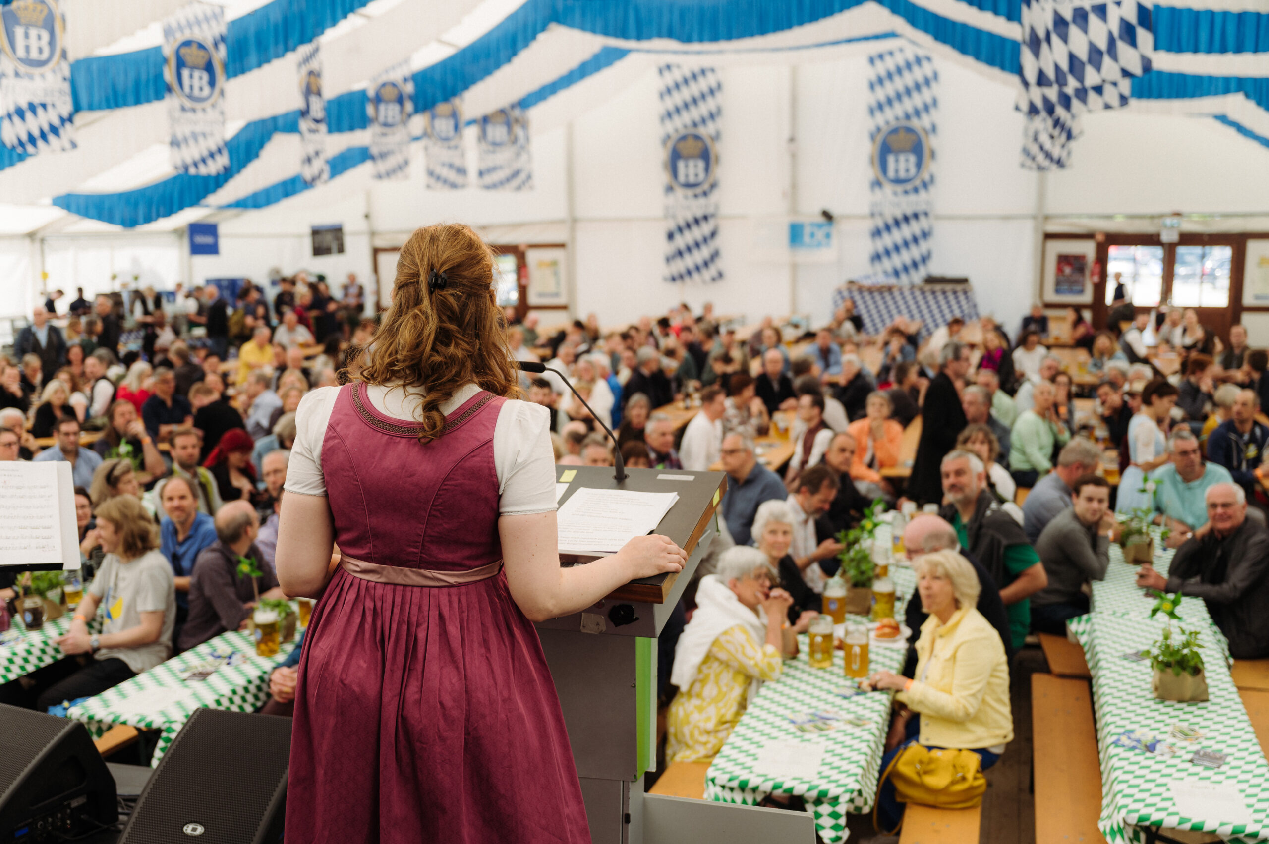 Volles Zelt beim Grünen Vormittag auf dem Haderner Dorffest - Jamila